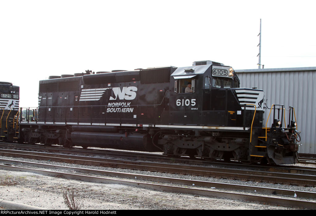 NS 6105 leads train E25 out of the yard